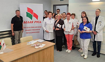 В преддверии дня медицинского работника активистов «Белой Руси» поздравили в РНПЦ ОМР им. Н.Н. Александрова