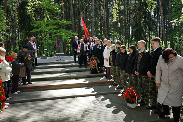 torzhestvennoe vozlozhenie tsvetov k pamyatniku mogile voinam velikoj otechestvennoj vojny v ag lesnom 1