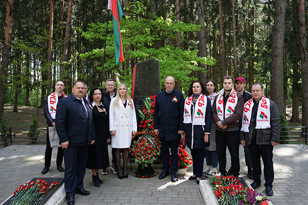 torzhestvennoe vozlozhenie tsvetov k pamyatniku mogile voinam velikoj otechestvennoj vojny v ag lesnom 11