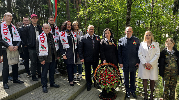 torzhestvennoe vozlozhenie tsvetov k pamyatniku mogile voinam velikoj otechestvennoj vojny v ag lesnom 12