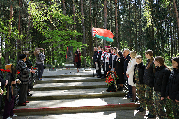 torzhestvennoe vozlozhenie tsvetov k pamyatniku mogile voinam velikoj otechestvennoj vojny v ag lesnom 2