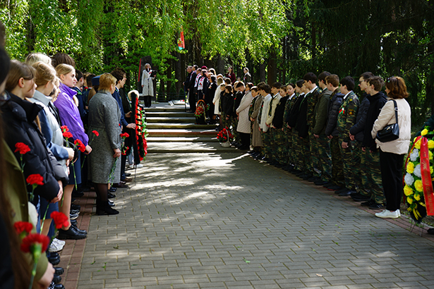 torzhestvennoe vozlozhenie tsvetov k pamyatniku mogile voinam velikoj otechestvennoj vojny v ag lesnom 3