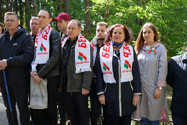 torzhestvennoe vozlozhenie tsvetov k pamyatniku mogile voinam velikoj otechestvennoj vojny v ag lesnom 5