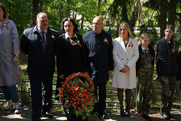 torzhestvennoe vozlozhenie tsvetov k pamyatniku mogile voinam velikoj otechestvennoj vojny v ag lesnom 6