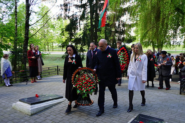 torzhestvennoe vozlozhenie tsvetov k pamyatniku mogile voinam velikoj otechestvennoj vojny v ag lesnom 9