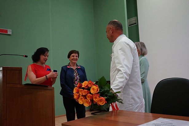 nagrudnyj znak luchshij nastavnik belorusskogo profsoyuza rabotnikov zdravookhraneniya vruchen vrachu onkologu khirurgu rnpts omr im n n aleksandrova lyudmile ivanovne ositrovoj 05